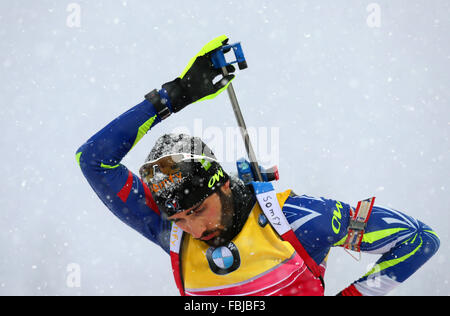 Inzell, Allemagne. 16 janvier, 2016. Martin Fourcade de la France en action à la plage de prise de vue au cours de la Men's 15 km course de la Coupe du Monde de biathlon à Ruhpolding, Allemagne, 16 janvier 2016. Photo : Karl-Josef Opim/dpa/Alamy Live News Banque D'Images