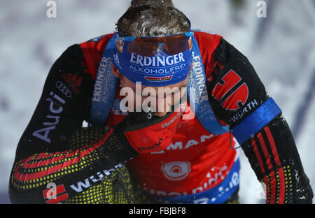 Inzell, Allemagne. 16 janvier, 2016. Simon Schempp de l'Allemagne en action au cours de la Men's 15 km course de la Coupe du Monde de biathlon à Ruhpolding, Allemagne, 16 janvier 2016. Photo : Karl-Josef Opim/dpa/Alamy Live News Banque D'Images