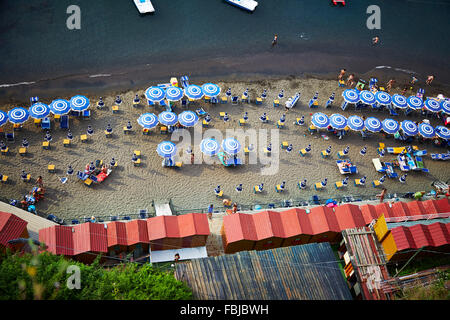 Plage, Sorrento, italienne scène de plage, parasols, au-dessus de la Côte d'Amalfi, Italie Banque D'Images