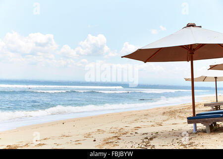 Plage vide, parasols, ciel bleu, nuages, ensoleillée, Bali, Indonésie, Asie, Balangan Banque D'Images