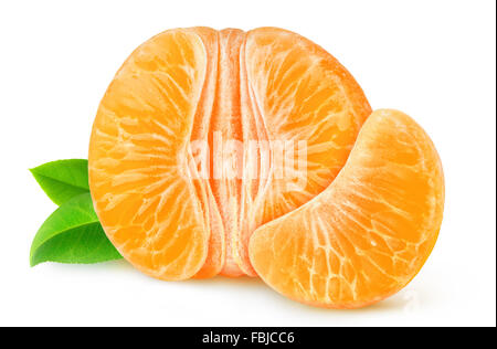 La moitié d'orange ou de mandarine pelées isolated on white with clipping path Banque D'Images