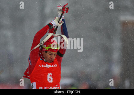 Inzell, Allemagne. 16 janvier, 2016. Ole Einar Bjoerndalen de Norvège en action à la plage de prise de vue au cours de la Men's 15 km course de la Coupe du Monde de biathlon à Ruhpolding, Allemagne, 16 janvier 2016. Photo : Karl-Josef Opim/dpa/Alamy Live News Banque D'Images