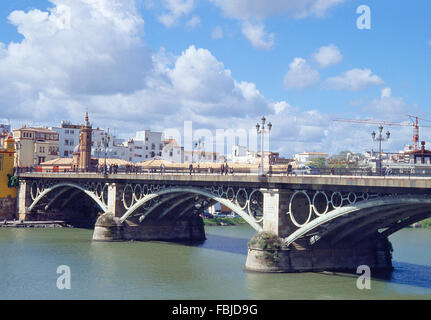 Triana pont sur la rivière Guadalquivir. Sevilla, Espagne. Banque D'Images