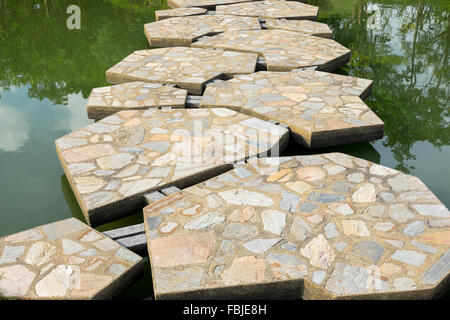 Beau pont de pierre sur le lac de Sirikit park, Bangkok, Thaïlande Banque D'Images