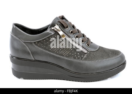 Des chaussures pour femme de couleur sombre photographié sur fond blanc. Banque D'Images