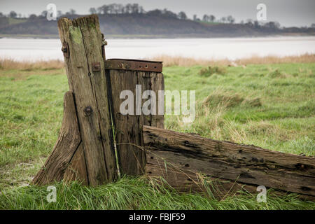 Le gouvernail d'une barge en bois en décomposition aux navires Purton Hulks tombe à Purton, Gloucestershire, Angleterre Banque D'Images