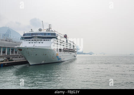 HONG KONG - SEP 19 : Star Croisières Superstar Virgo accoste au terminal de l'océan, Tsim Sha Tsui à Hong Kong le 19 septembre 2015. Banque D'Images