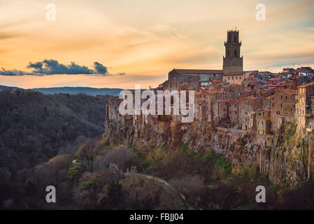 Panorama de la ville médiévale de l'époque étrusque en Toscane, Pitigliano. Banque D'Images