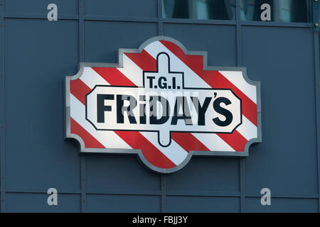 TGI Fridays restaurant sign logo. Banque D'Images
