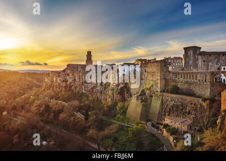 Panorama de la ville médiévale de l'époque étrusque en Toscane, Pitigliano. Banque D'Images