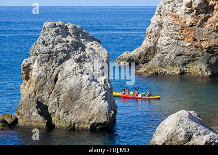 Kayak dans les rochers dans la mer Adriatique, Dubrovnik, Croatie. Banque D'Images