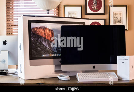 Nouvel Imac accueil ordinateur avec clavier, moniteur et Time Capsule dans l'établissement d'accueil Banque D'Images