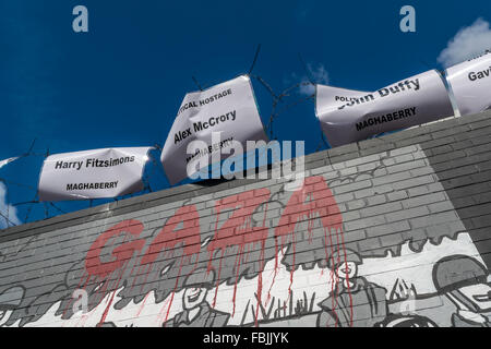 Les noms des prisonniers républicains irlandais sur le mur situé à Belfast international sur la Falls Road au-dessus d'une peinture murale montrant le soutien pour Gaza Banque D'Images