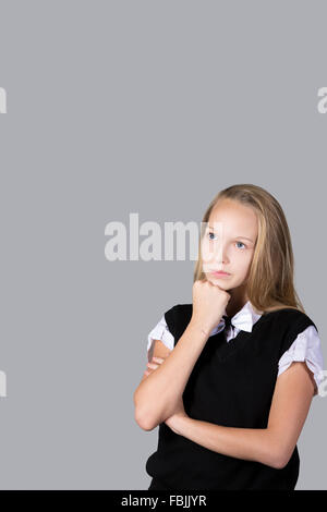 Portrait of beautiful smiling casual caucasian teenage girl wearing noir et blanc tenue formelle et noeud papillon, holding arms Banque D'Images