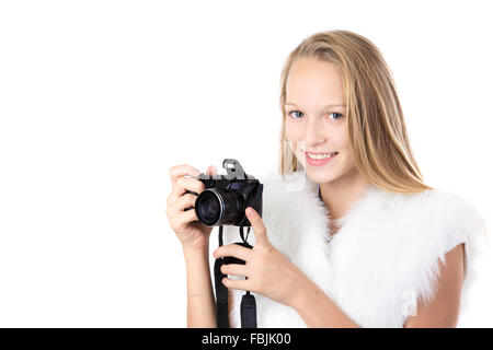 Portrait of happy cute belle blonde photographe girl wearing white outfit, poilu, souriant à prendre des photos avec Banque D'Images