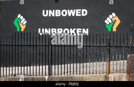 Un gros plan de l'écriture sur un prisonnier républicain irlandais murale dans le nouveau pavillon de Belfast. Banque D'Images