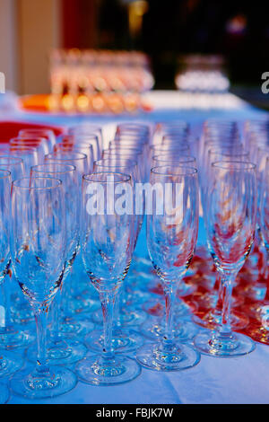 Verres à vin vide disposés en rangée Banque D'Images