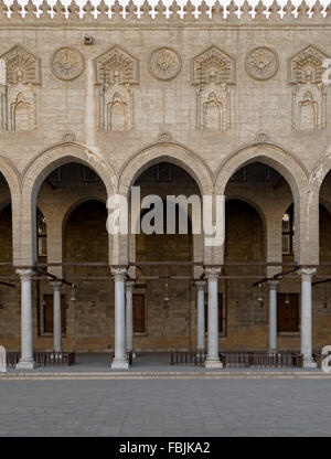 Arcades entourant la cour d'une mosquée historique, Le Caire, Egypte Banque D'Images