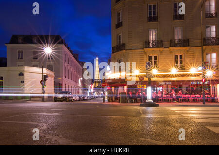 Une nuit sur la rue de Paris, la Tour Eiffel Banque D'Images
