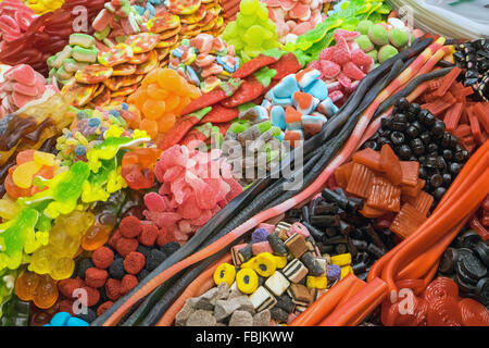 Grand choix de bonbons à la marché de la Boqueria à Barcelone Banque D'Images