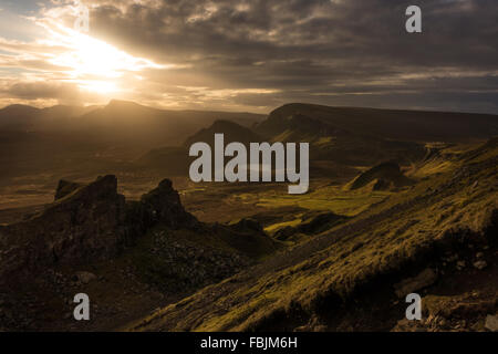 Lumière dramatique et une vue imprenable sur le Quiraing Prison et Rock, Ile de Skye, Ecosse Banque D'Images