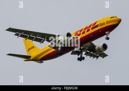 MANGER Leipzig (aux couleurs de DHL) Airbus A300 B4-622R(F) - D-AEAN venir atterrir à l'aéroport de Londres Heathrow par mauvais temps Banque D'Images