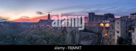 Panorama de la ville médiévale de l'époque étrusque en Toscane, Pitigliano. Banque D'Images