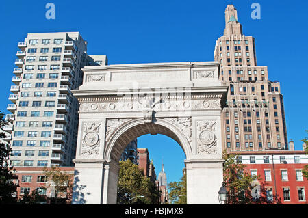 New York, États-Unis d'Amérique : Skyline, des gratte-ciel et Washington Square Arch vu de Washington Square Park Banque D'Images