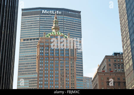 New York : skyline et MetLife Building, l'ancien bâtiment de la Pan Am au 200 Park Avenue sur East 45th Street au-dessus de Grand Central Terminal de Midtown Banque D'Images