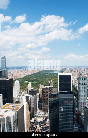 New York, USA : l'horizon de Manhattan avec des gratte-ciel et Central Park vu du haut de la roche, le pont d'observation du Rockefeller Center Banque D'Images