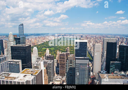 New York, USA : l'horizon de Manhattan avec des gratte-ciel et Central Park vu du haut de la roche, le pont d'observation du Rockefeller Center Banque D'Images