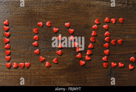 Mot d'amour, coeurs rouges - valentine jour fond de bois Banque D'Images