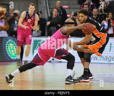 Bonn, Allemagne. 17 Jan, 2016. Basket-ball, l'Allemagne, Bundesliga, Telekom Baskets Bonn vs Ratiopharm Ulm, Telekom Dome, Bonn, 17.01.2016 : Augustine Rubit (Ulm, R) vs Eugene Lawrence (Bonn) Credit : Juergen Schwarz/Alamy Live News Banque D'Images