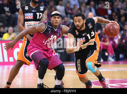 Bonn, Allemagne. 17 Jan, 2016. Basket-ball, l'Allemagne, Bundesliga, Telekom Baskets Bonn vs Ratiopharm Ulm, Telekom Dome, Bonn, 17.01.2016 : Eugene Lawrence (Bonn, L) vs Pierria Henry (Ulm). Credit : Juergen Schwarz/Alamy Live News Banque D'Images