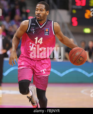 Bonn, Allemagne. 17 Jan, 2016. Basket-ball, l'Allemagne, Bundesliga, Telekom Baskets Bonn vs Ratiopharm Ulm, Telekom Dome, Bonn, 17.01.2016 : Langston Hall (Bonn) . Credit : Juergen Schwarz/Alamy Live News Banque D'Images