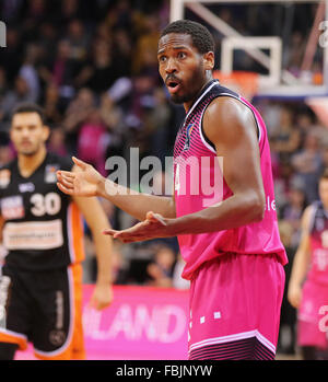 Bonn, Allemagne. 17 Jan, 2016. Basket-ball, l'Allemagne, Bundesliga, Telekom Baskets Bonn vs Ratiopharm Ulm, Telekom Dome, Bonn, 17.01.2016 : Langston Hall (Bonn) Crédit : gestes Juergen Schwarz/Alamy Live News Banque D'Images