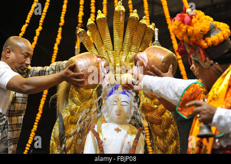 Katmandou, Népal. 17 Jan, 2016. Les prêtres népalais effectuer un bain rituel annuel de la cérémonie de Dieu éternel dans Janabahal Machindranath Seto, Katmandou, Népal. © Narayan Maharjan/Alamy Live News Banque D'Images