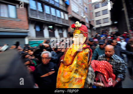 Katmandou, Népal. 17 Jan, 2016. Les prêtres népalais transportant Seigneur Machindranath Seto pour un bain rituel annuel cérémonie dans Janabahal, Katmandou, Népal. © Narayan Maharjan/Alamy Live News Banque D'Images