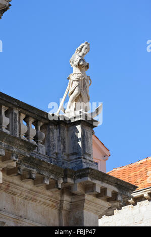 Sculpture religieuse sur le toit de l'église St Blaise dans la vieille ville, Dubrovnik, Croatie. Banque D'Images