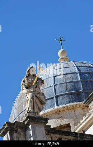 Sculpture religieuse sur le toit de l'église St Blaise dans la vieille ville, Dubrovnik, Croatie. Banque D'Images