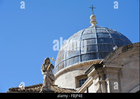 Sculpture religieuse sur le toit de l'église St Blaise dans la vieille ville, Dubrovnik, Croatie. Banque D'Images