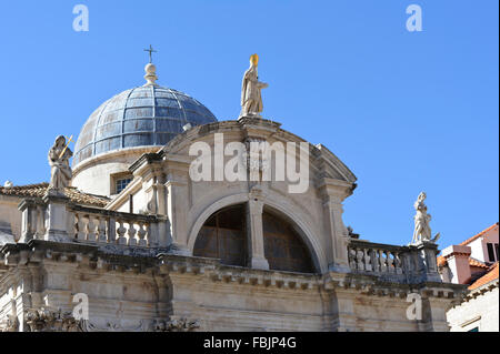 Sculptures religieuses sur le toit de l'église St Blaise dans Old Town, Dubrovnik, Croatie. Banque D'Images