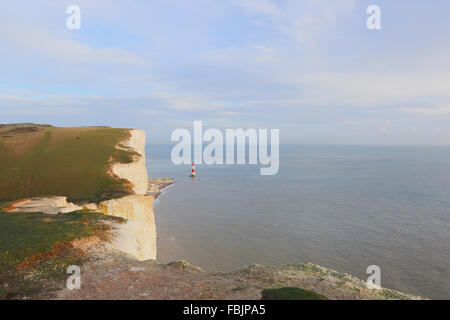 Beachy Head phare dans les Sept Soeurs Country Park, situé dans le parc national des South Downs avec des falaises de craie. Banque D'Images