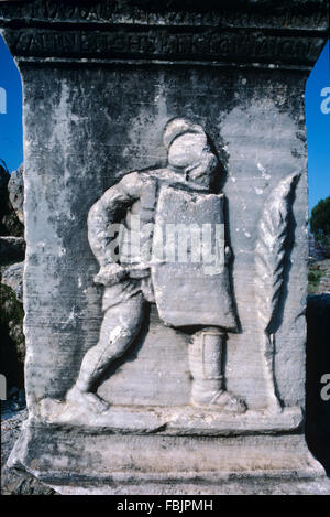 Sculpture de gladiateur romain, la sculpture sur pierre ou sur le marbre Bas-Relief Street, Ephèse, Selçuk, Turquie. Gladiator exerçant son bouclier et porter un casque. Banque D'Images