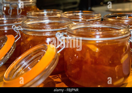 Marmelade faite maison cools et fixe dans une rangée de bocaux de stockage à ressort Banque D'Images