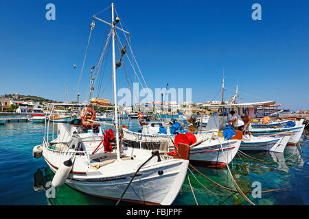 Bateaux de pêche au port de La Mongie dans Aegina island, Grèce Banque D'Images