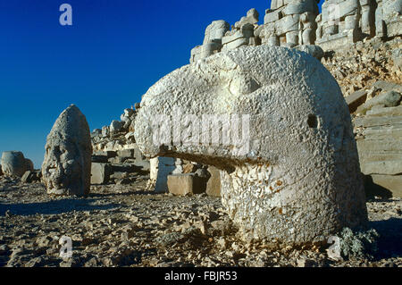 Sculpté en pierre Eagle Head & bec sur la terrasse est de la Montagne Sacrée, tombe ou tumulus, le Nemrut Dag, Nemrut Dagi, le Mont Nemrut ou Nemrud, Kahta, près de Adiyaman, Turquie. Banque D'Images