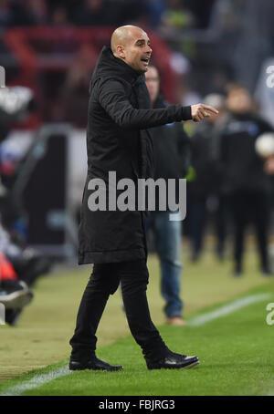 Karlsruhe, Allemagne. 16 janvier, 2016. L'entraîneur Josep Guardiola Munich au test match entre Karlsruher SC et FC Bayern Munich en Wildpark Stadium à Karlsruhe, Allemagne, 16 janvier 2016. Photo : ULI DECK/dpa/Alamy Live News Banque D'Images