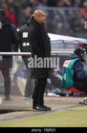 Karlsruhe, Allemagne. 16 janvier, 2016. L'entraîneur Josep Guardiola Munich au test match entre Karlsruher SC et FC Bayern Munich en Wildpark Stadium à Karlsruhe, Allemagne, 16 janvier 2016. Photo : ULI DECK/dpa/Alamy Live News Banque D'Images