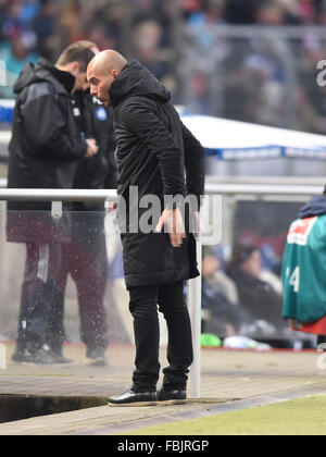 Karlsruhe, Allemagne. 16 janvier, 2016. L'entraîneur Josep Guardiola Munich au test match entre Karlsruher SC et FC Bayern Munich en Wildpark Stadium à Karlsruhe, Allemagne, 16 janvier 2016. Photo : ULI DECK/dpa/Alamy Live News Banque D'Images